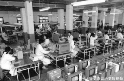80年代老照片,帥哥美女公園跳交誼舞很開心,女學(xué)生合影笑得天真